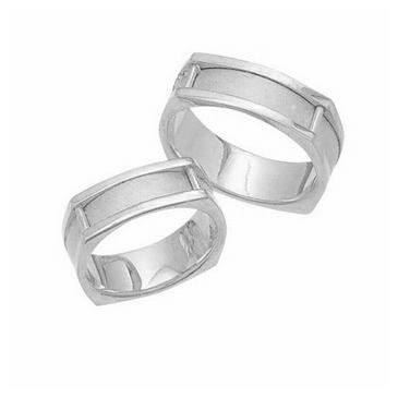 18k Gold His & Hers Classic Wedding Band Set 024